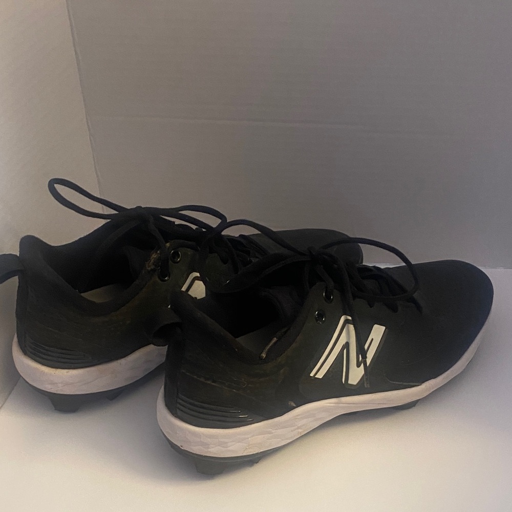 New Balance Black and White Baseball Cleats Size 10